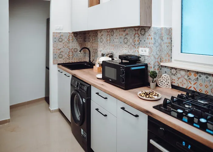 Old Town 1 Bedroom Metro Апартаменти *