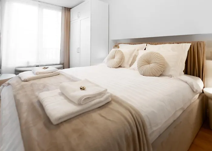 Old Town 1 Bedroom Metro Apartament