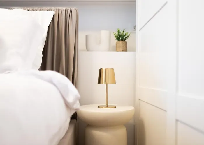 Old Town 1 Bedroom Metro Апартаменти Бухарест