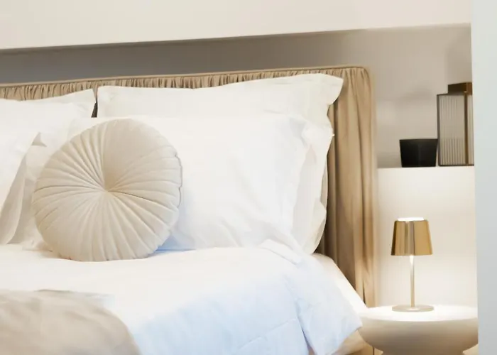 Апартаменти Old Town 1 Bedroom Metro Бухарест